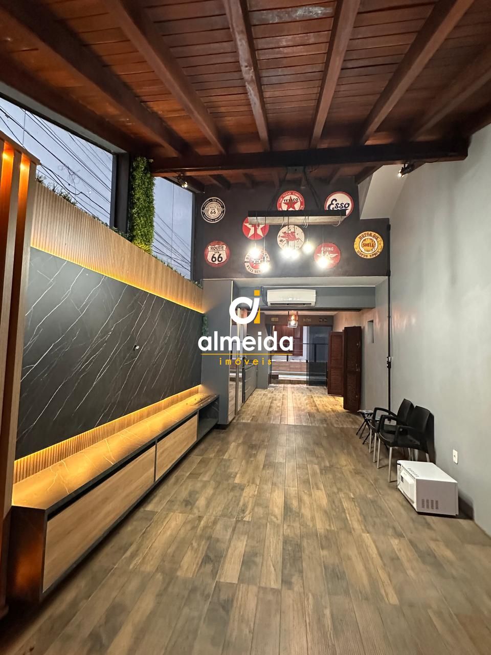 Casa térrea ampla com piscina localização estratégica com fá