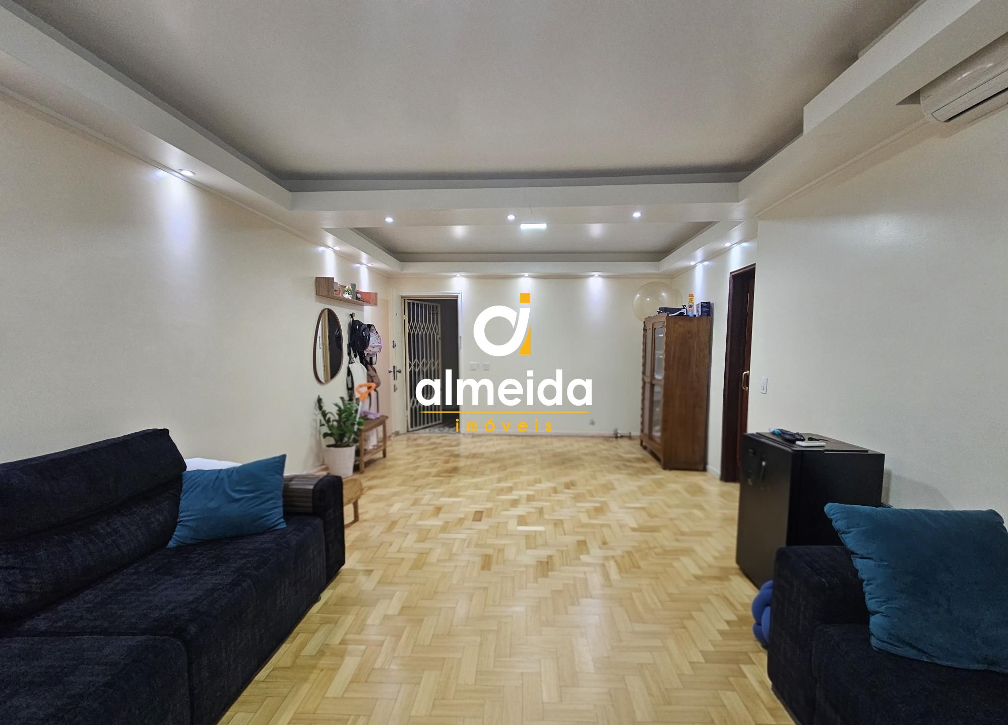 Apartamento amplo de 2 dormitórios no centro de santa maria 