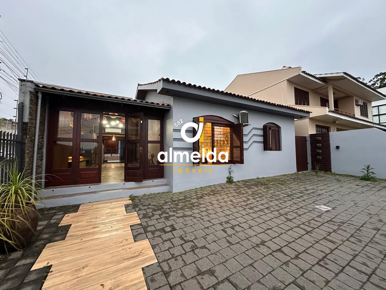 Casa térrea ampla com piscina localização estratégica com fá