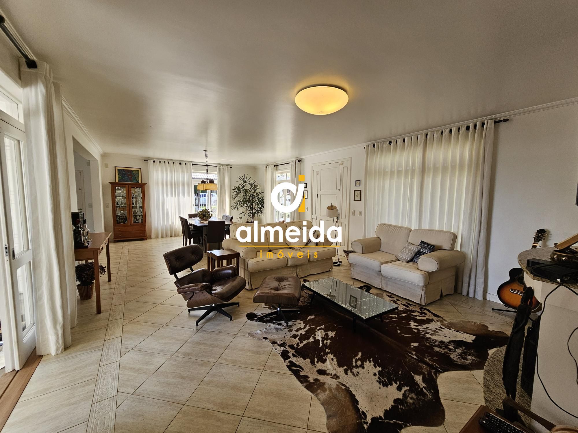 Casa à venda com 4 quartos, 260m² - Foto 2