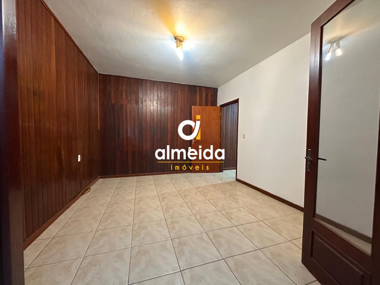 Casa térrea ampla com piscina localização estratégica com fá