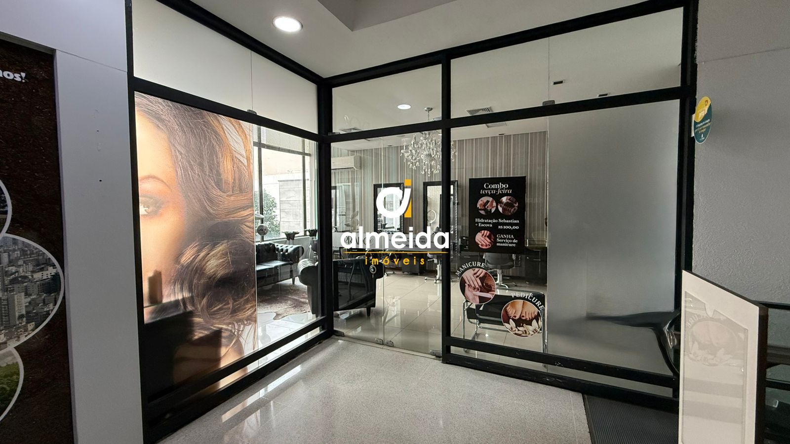 Ampla sala comercial mobiliada no santa maria shopping.