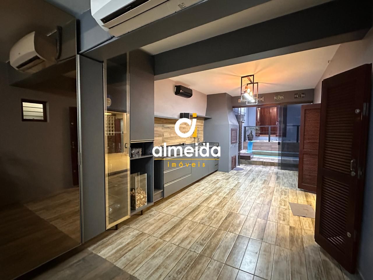 Casa térrea ampla com piscina localização estratégica com fá