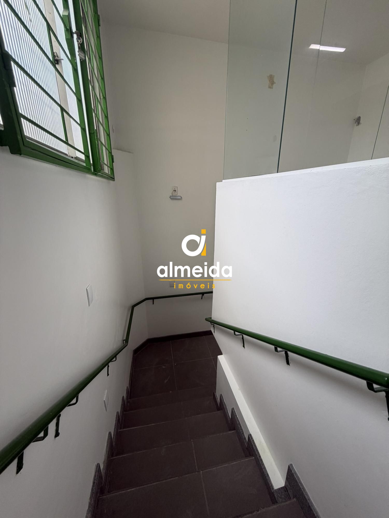 Ampla sala comercial com 2 andares no centro da cidade.