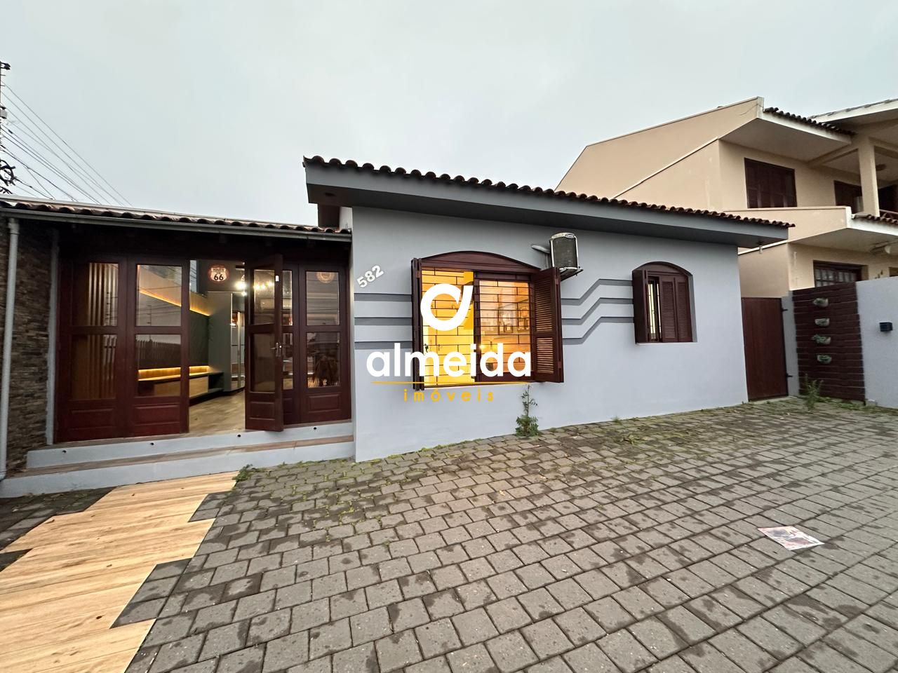 Casa térrea ampla com piscina localização estratégica com fá