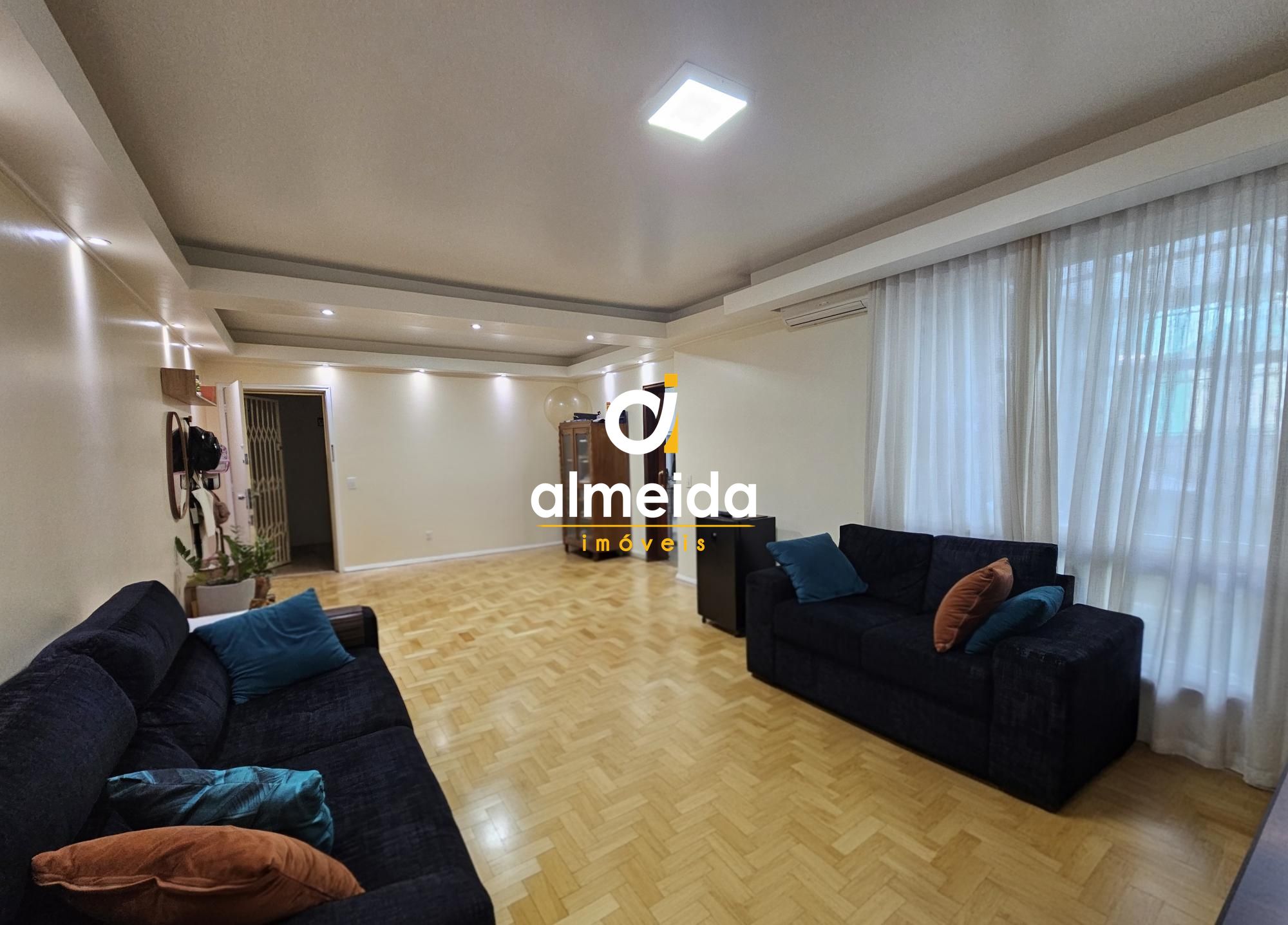 Apartamento amplo de 2 dormitórios no centro de santa maria 