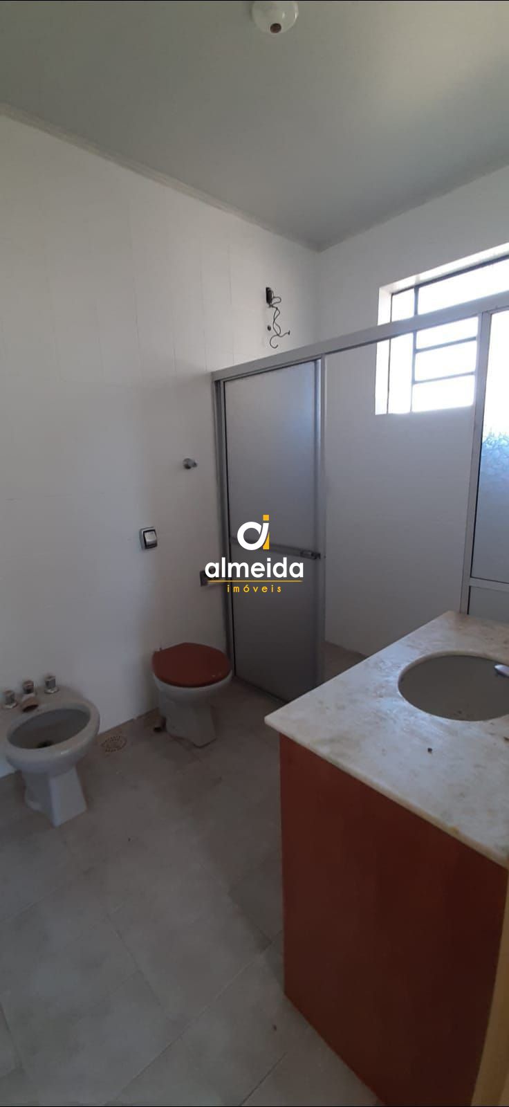 Ampla casa com 4 quartos com pátio em santa maria rs.