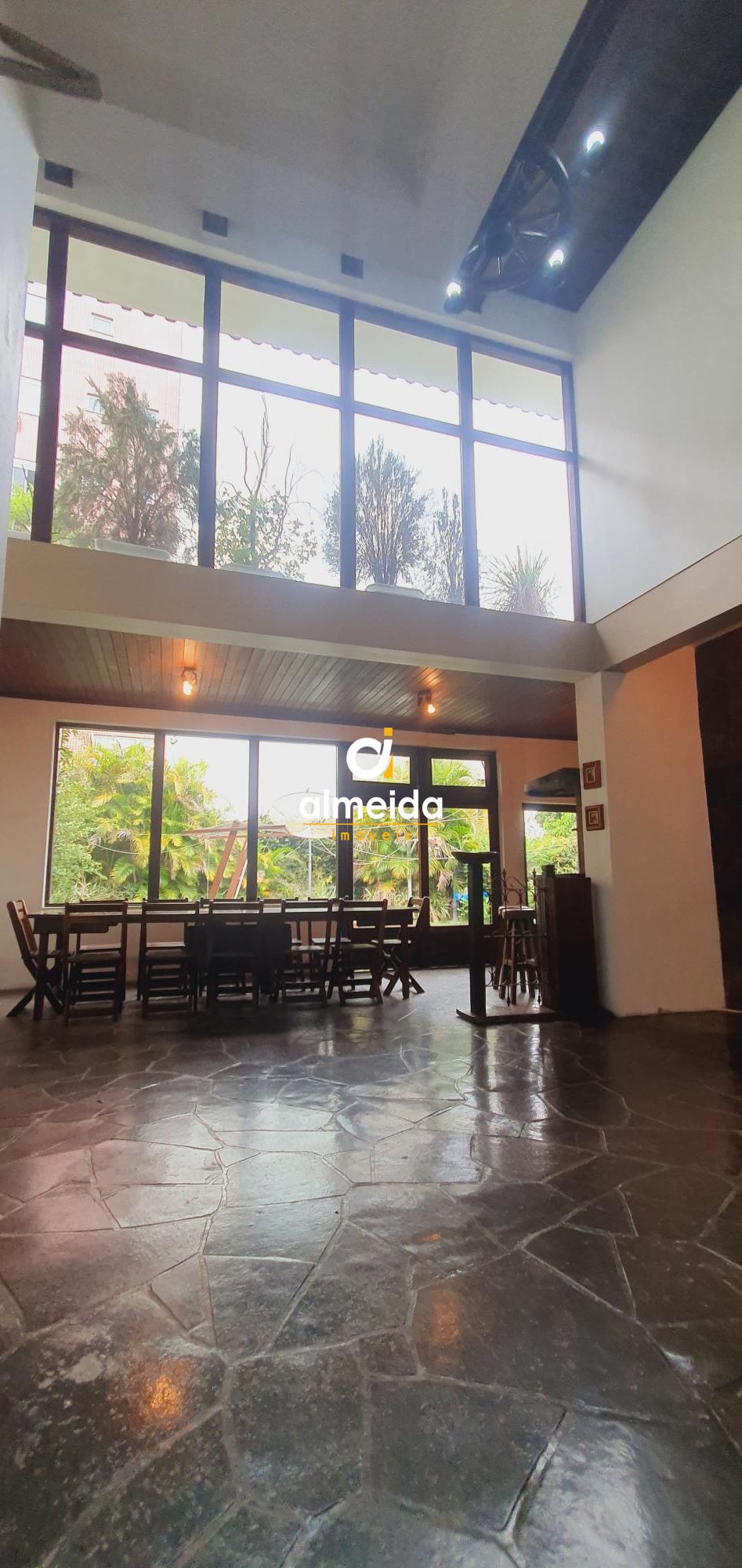 Casa para alugar com 8 quartos, 350m² - Foto 3