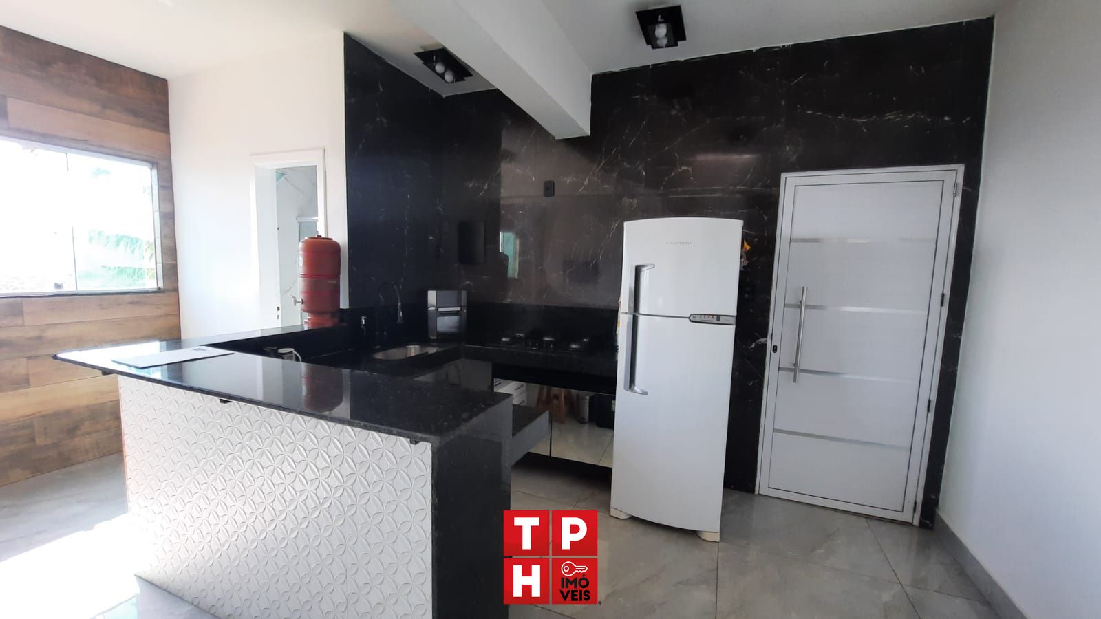 Casa à venda com 2 quartos, 200m² - Foto 1