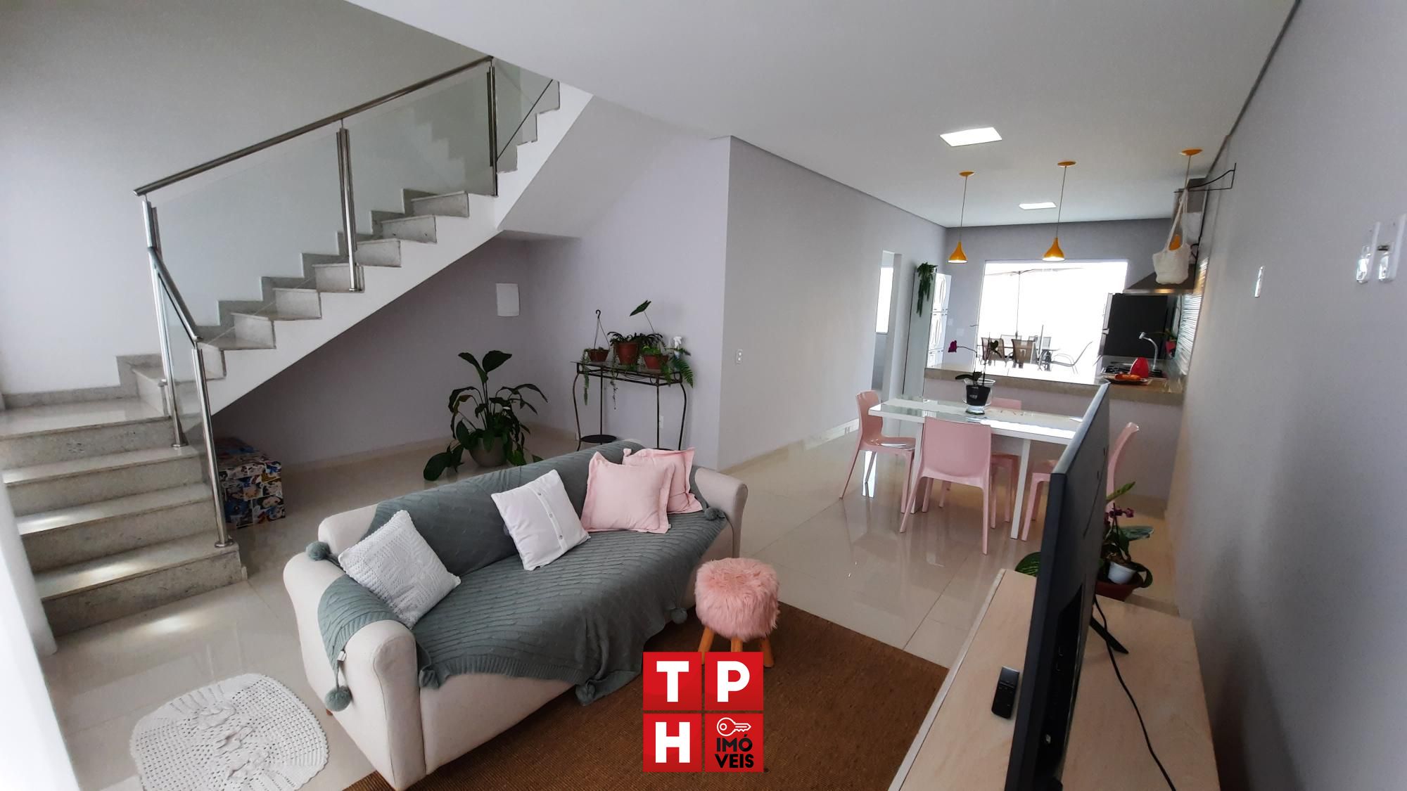 Casa à venda com 3 quartos, 178m² - Foto 1