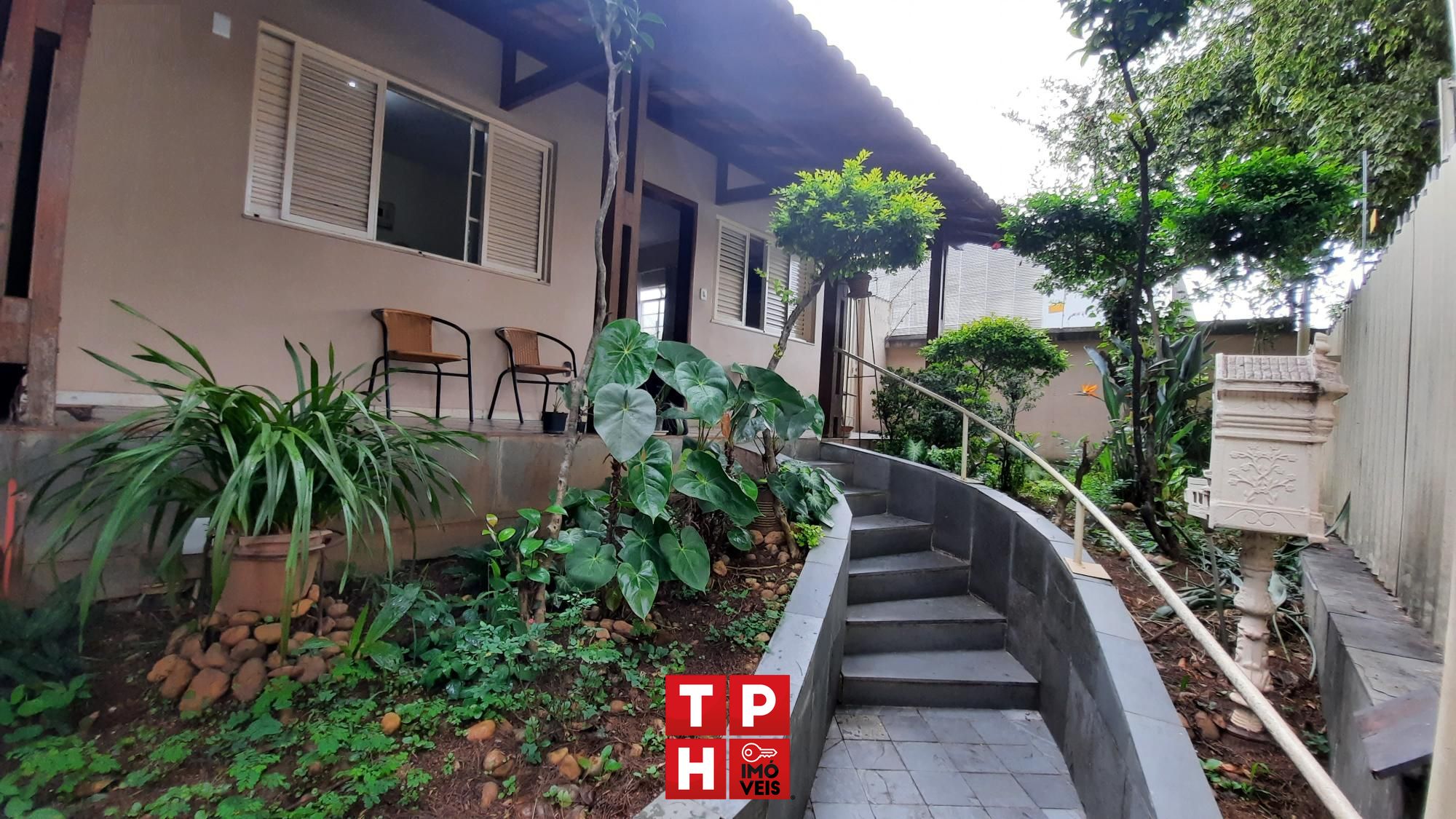 Casa à venda com 3 quartos, 236m² - Foto 1