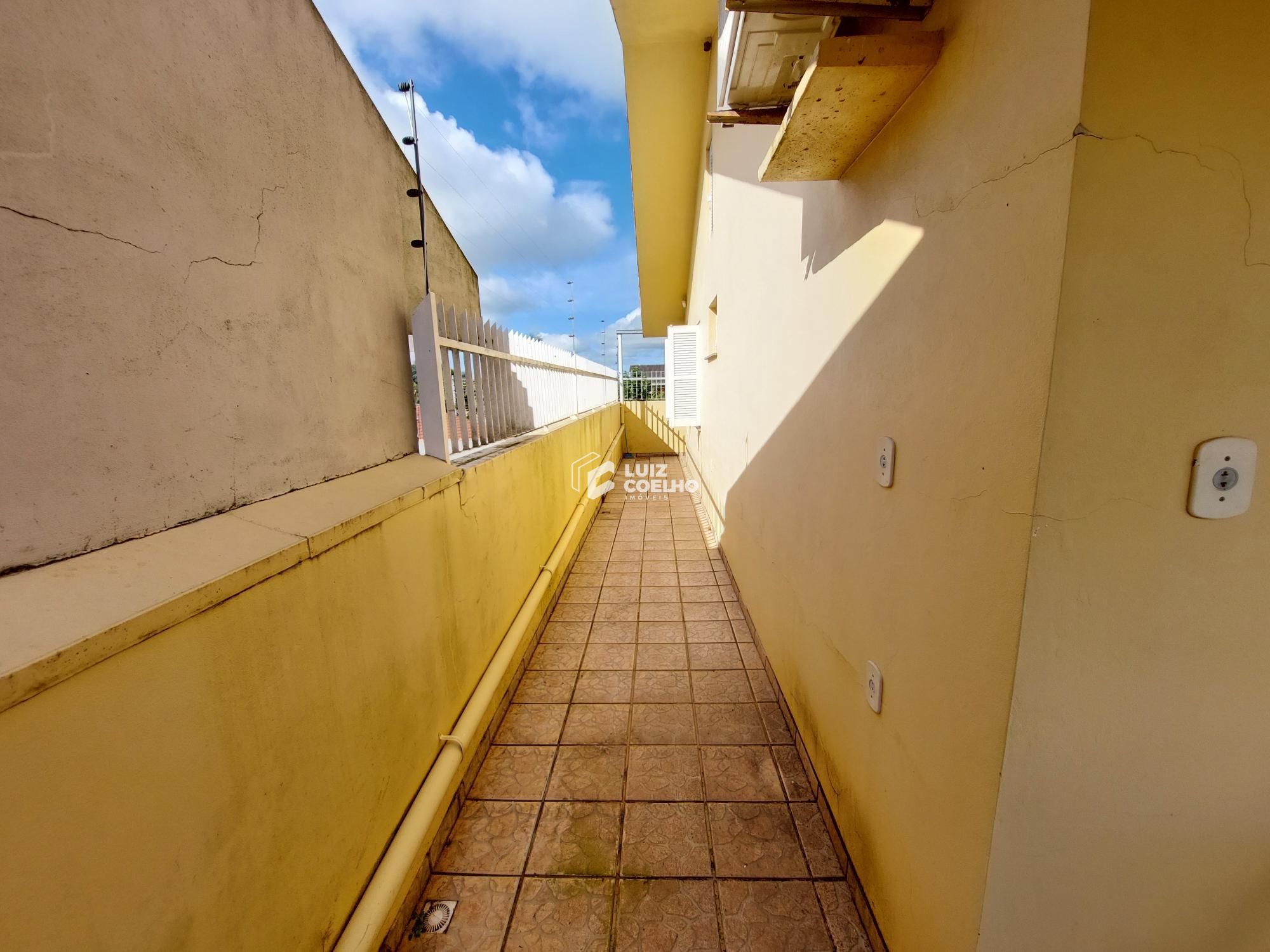 CORREDOR LATERAL CASA