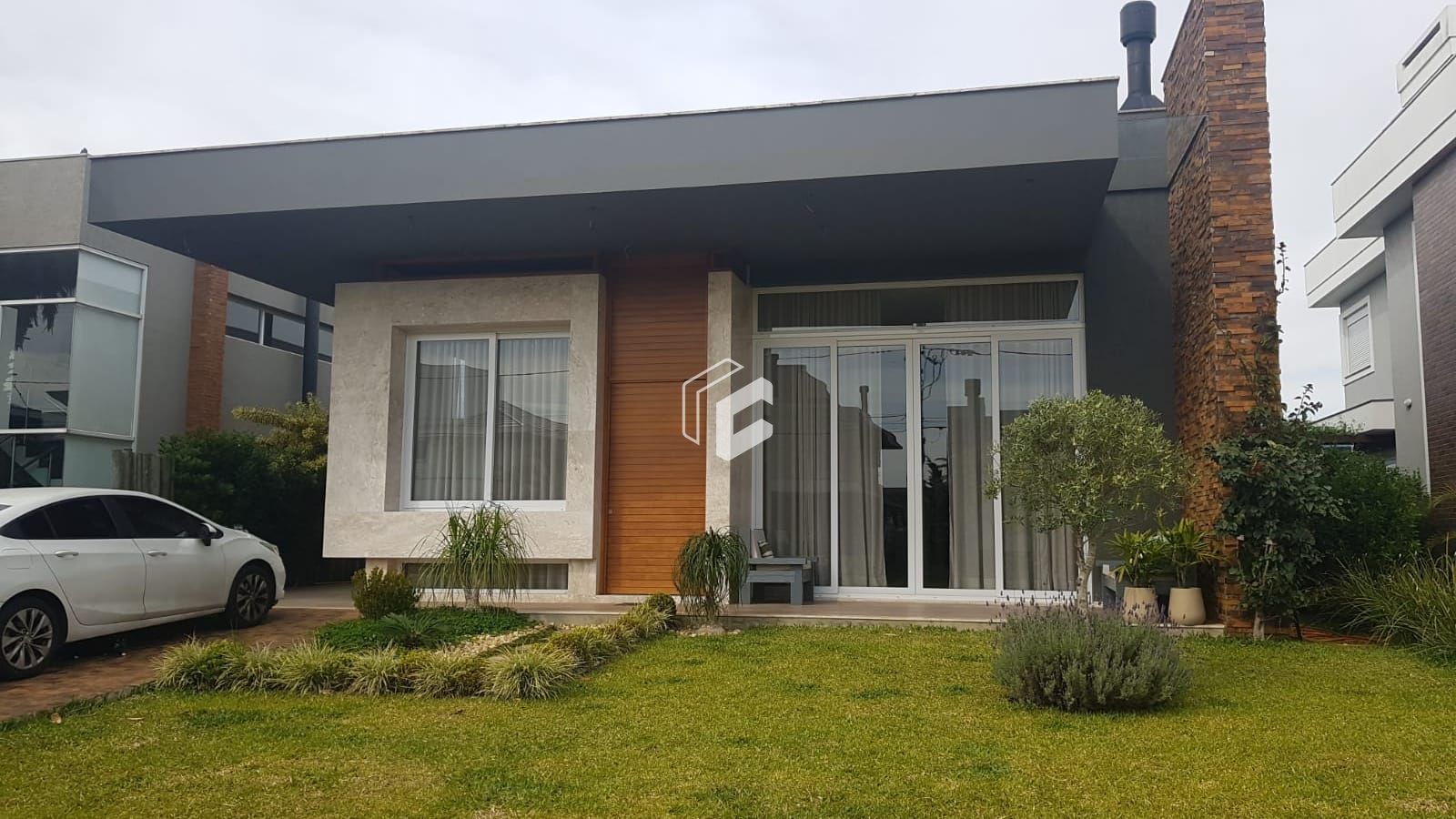 Casa de Condomínio à venda com 4 quartos, 250m² - Foto 1