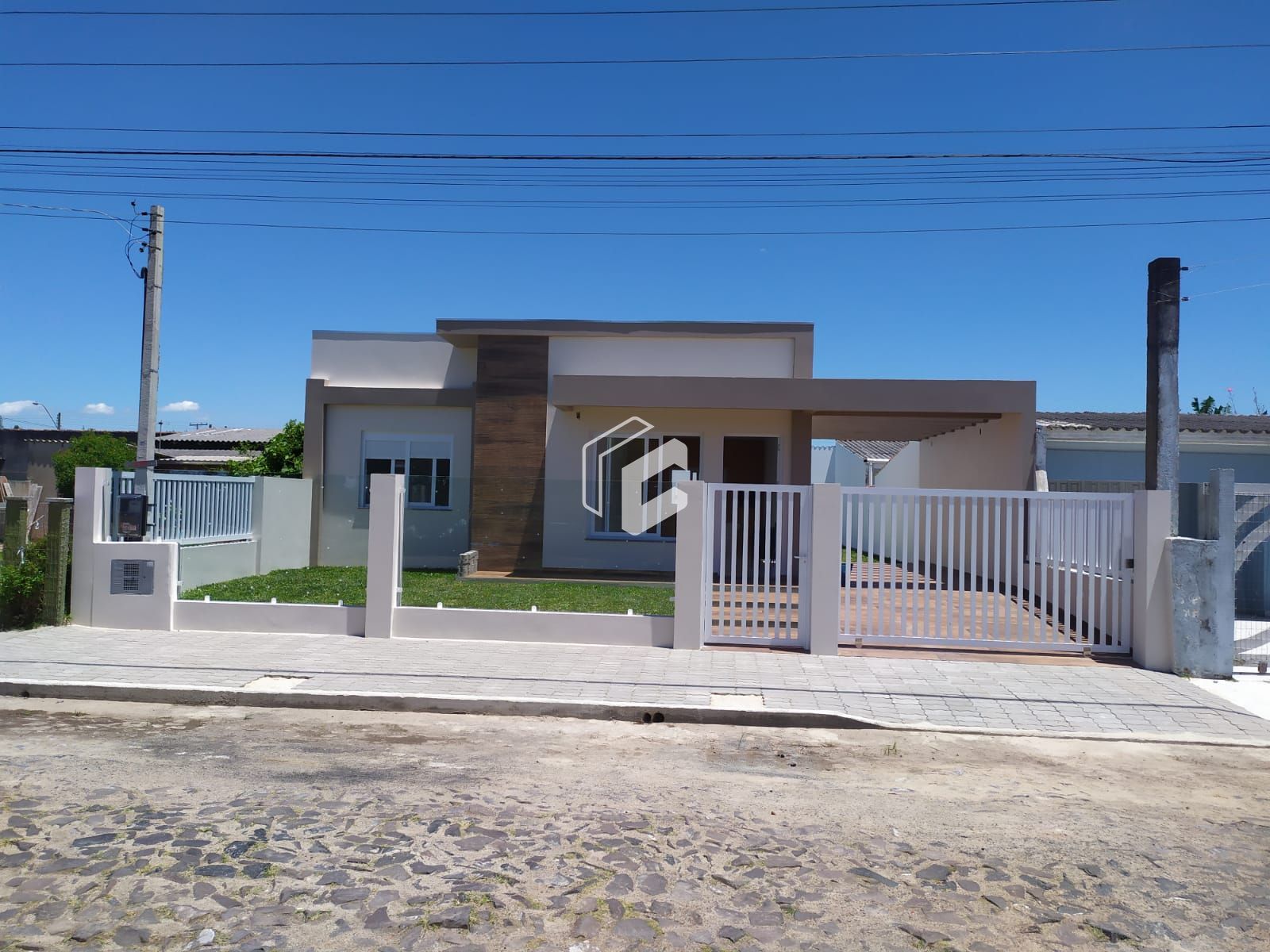 Casa à venda com 2 quartos, 100m² - Foto 1