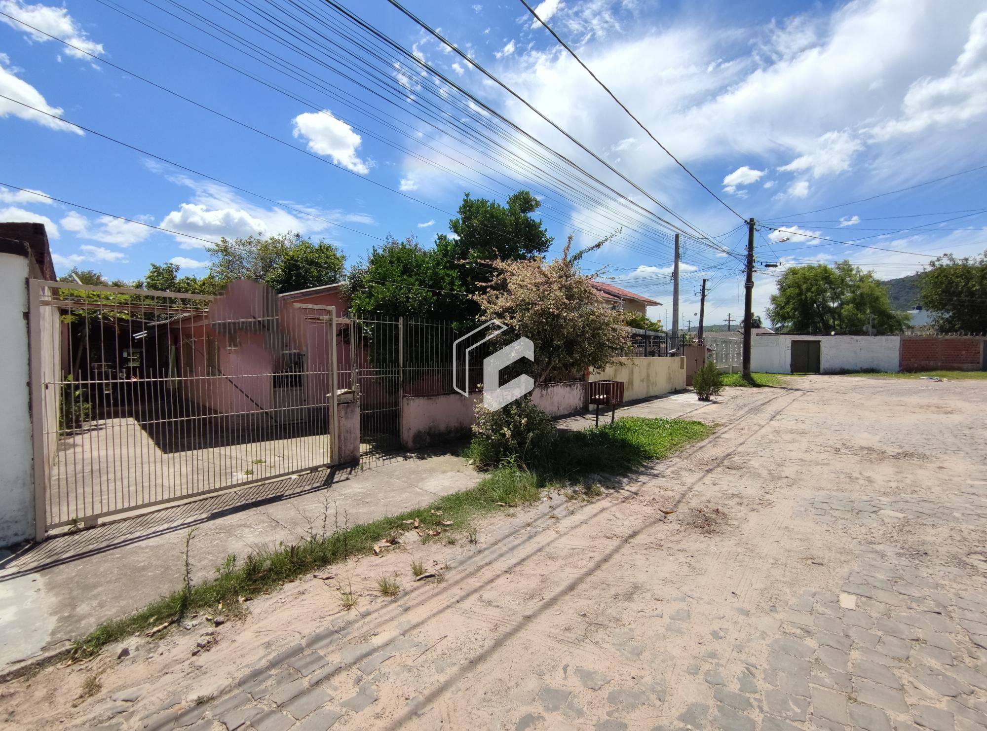 Casa à venda com 2 quartos, 90m² - Foto 1