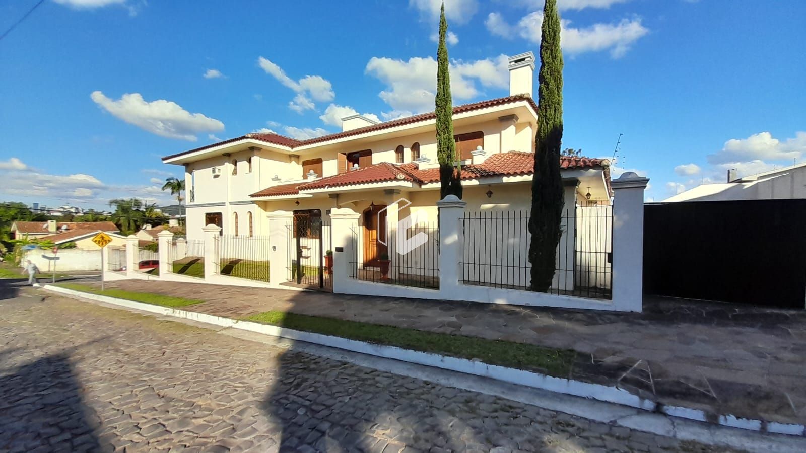 Casa à venda com 7 quartos, 680m² - Foto 1