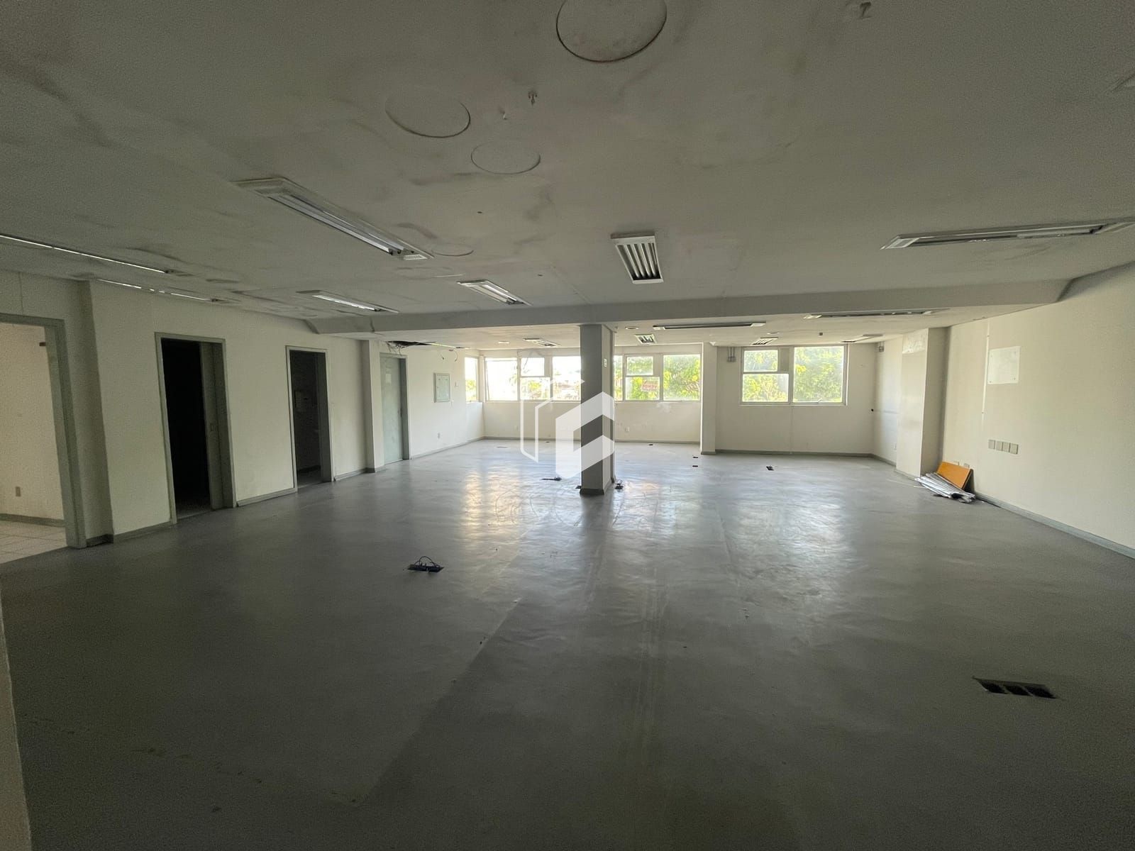 Conjunto Comercial-Sala à venda com 4 quartos, 237m² - Foto 2