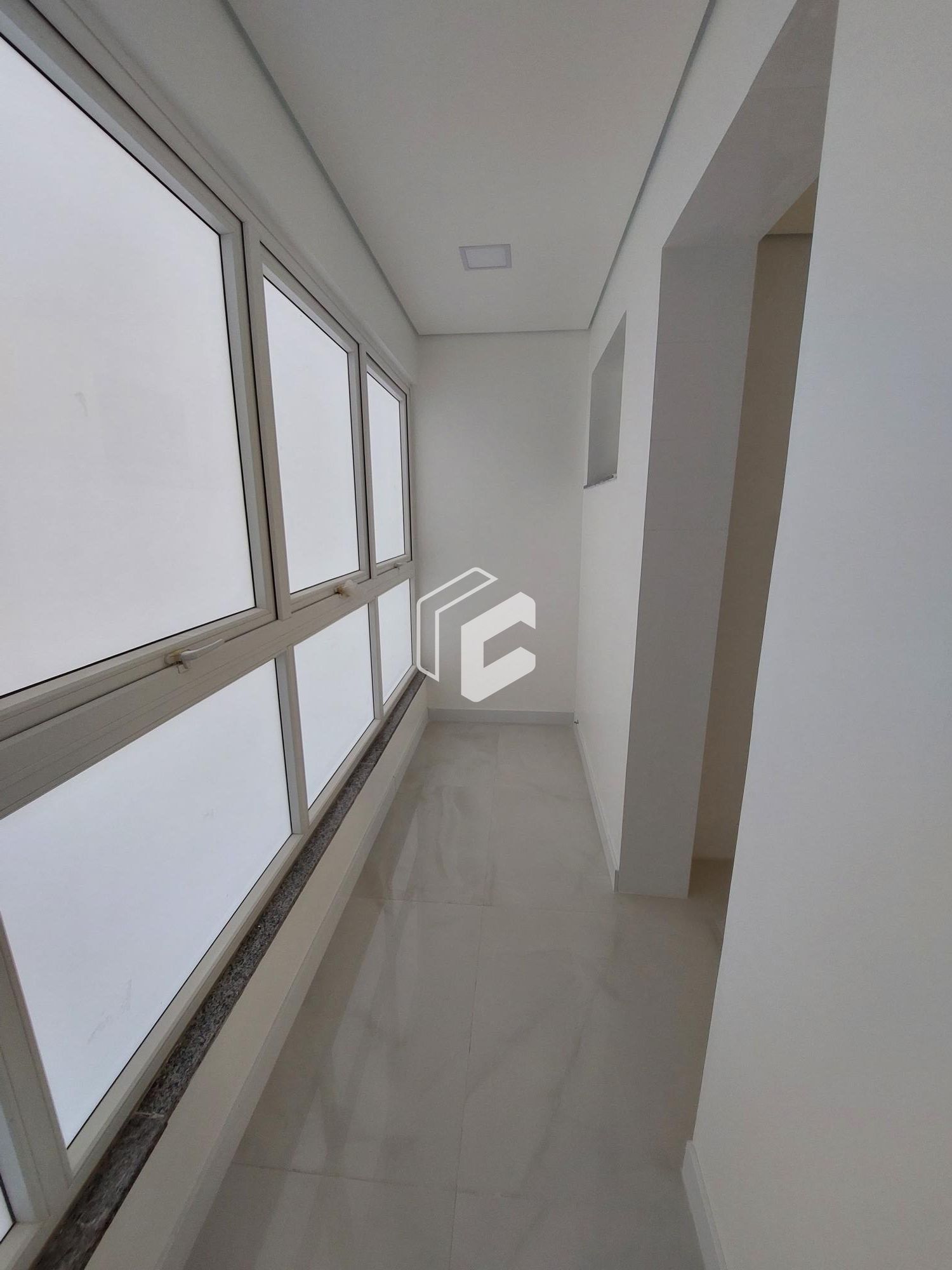 Apartamento à venda com 3 quartos, 227m² - Foto 4