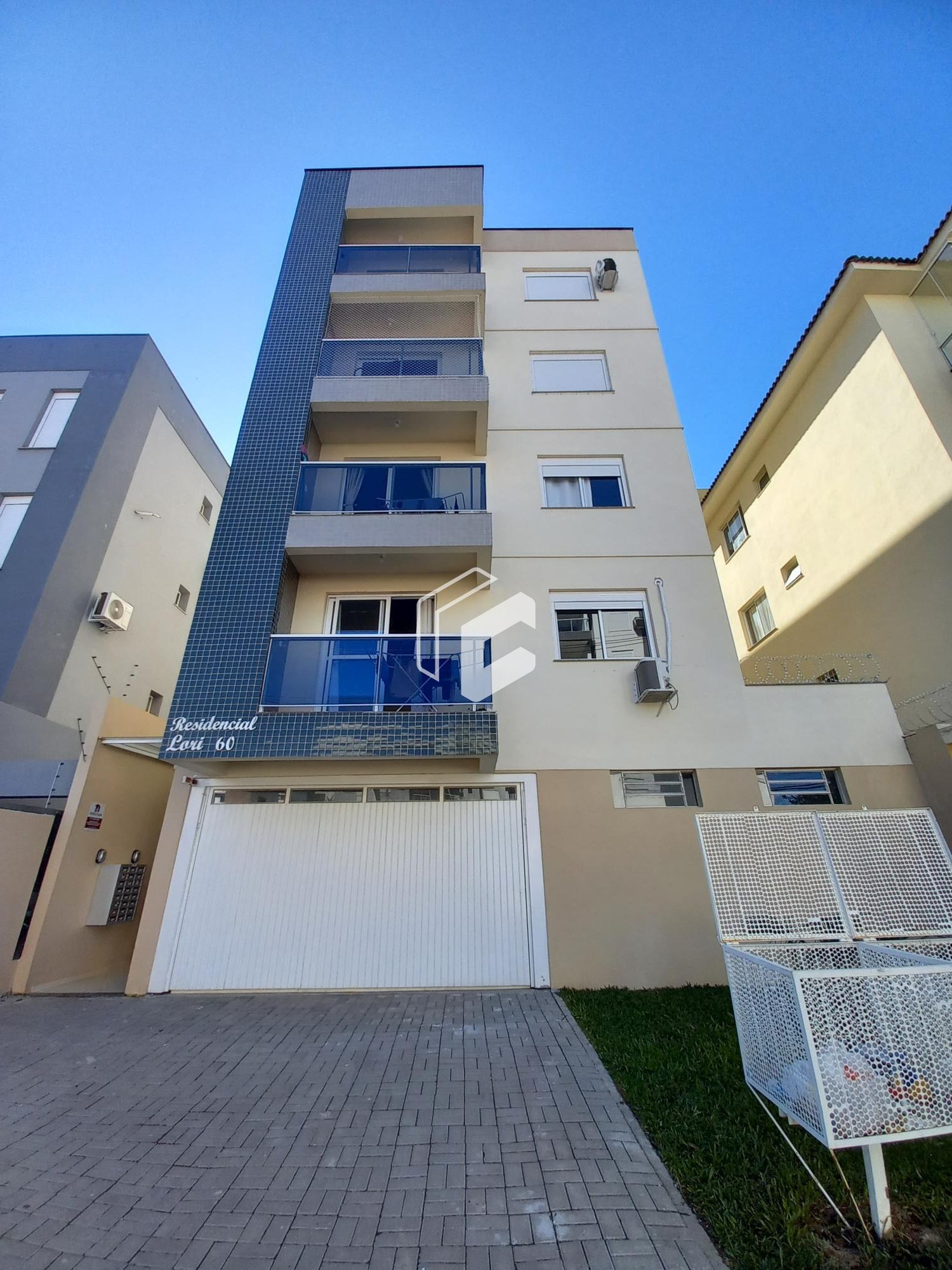 Apartamento à venda com 2 quartos, 75m² - Foto 1