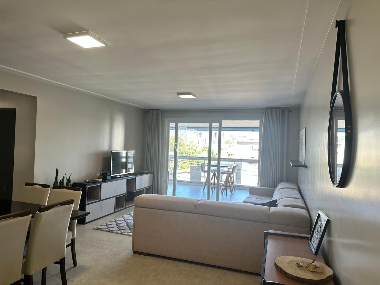 Apartamento à venda com 3 quartos, 142m² - Foto 2