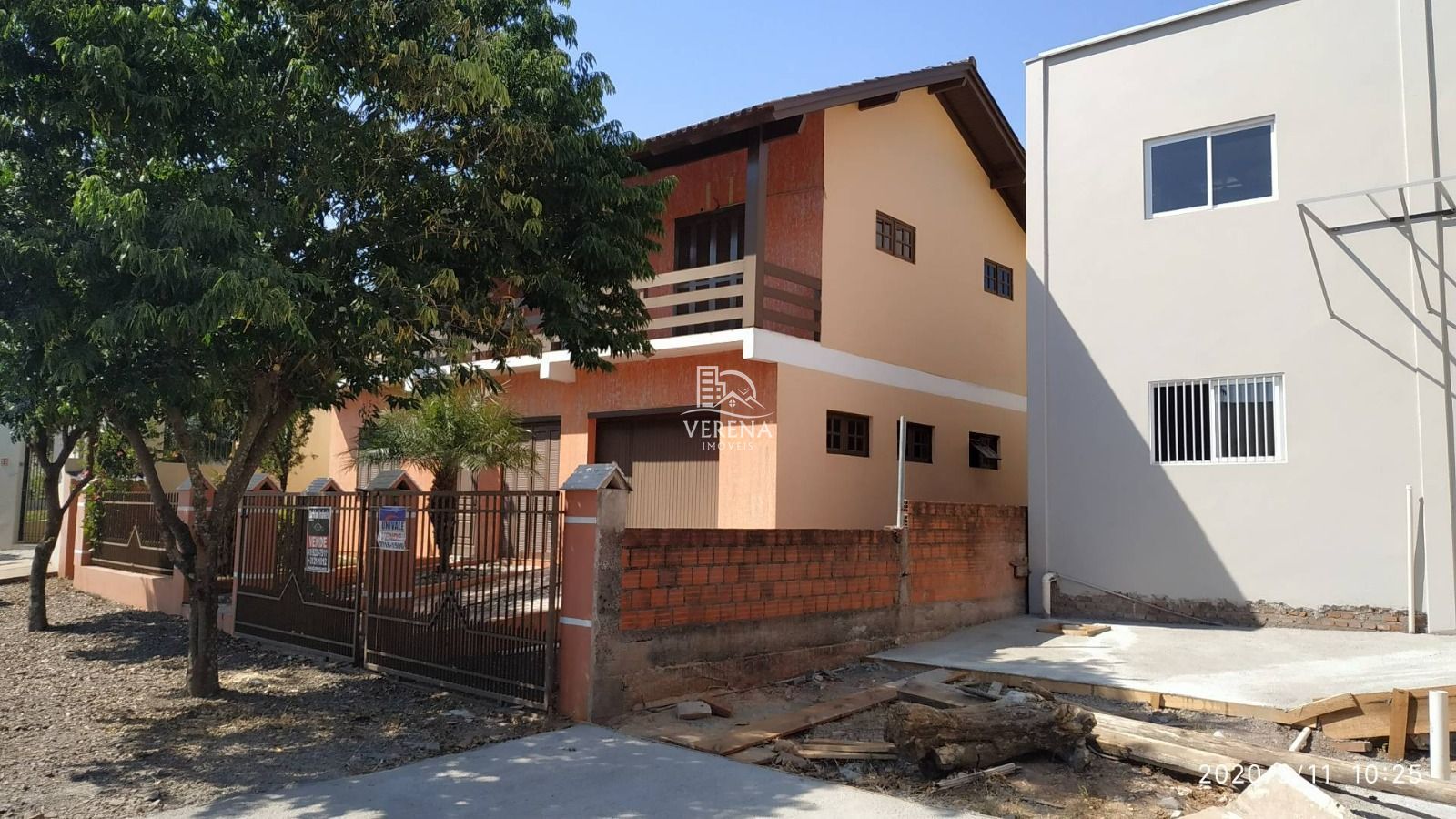 Casa à venda com 3 quartos, 221m² - Foto 1