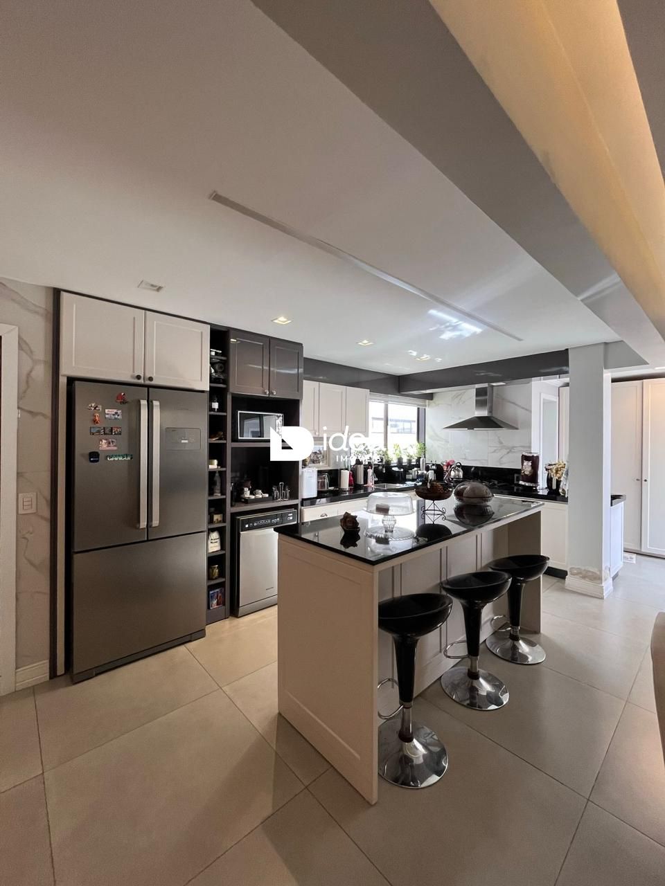 Apartamento com 3 Dormitórios à venda, 233 m² por R$ 920.000,00 Apartamento com 3 Dormitórios à venda, 233 m² por R$ 920.000,00