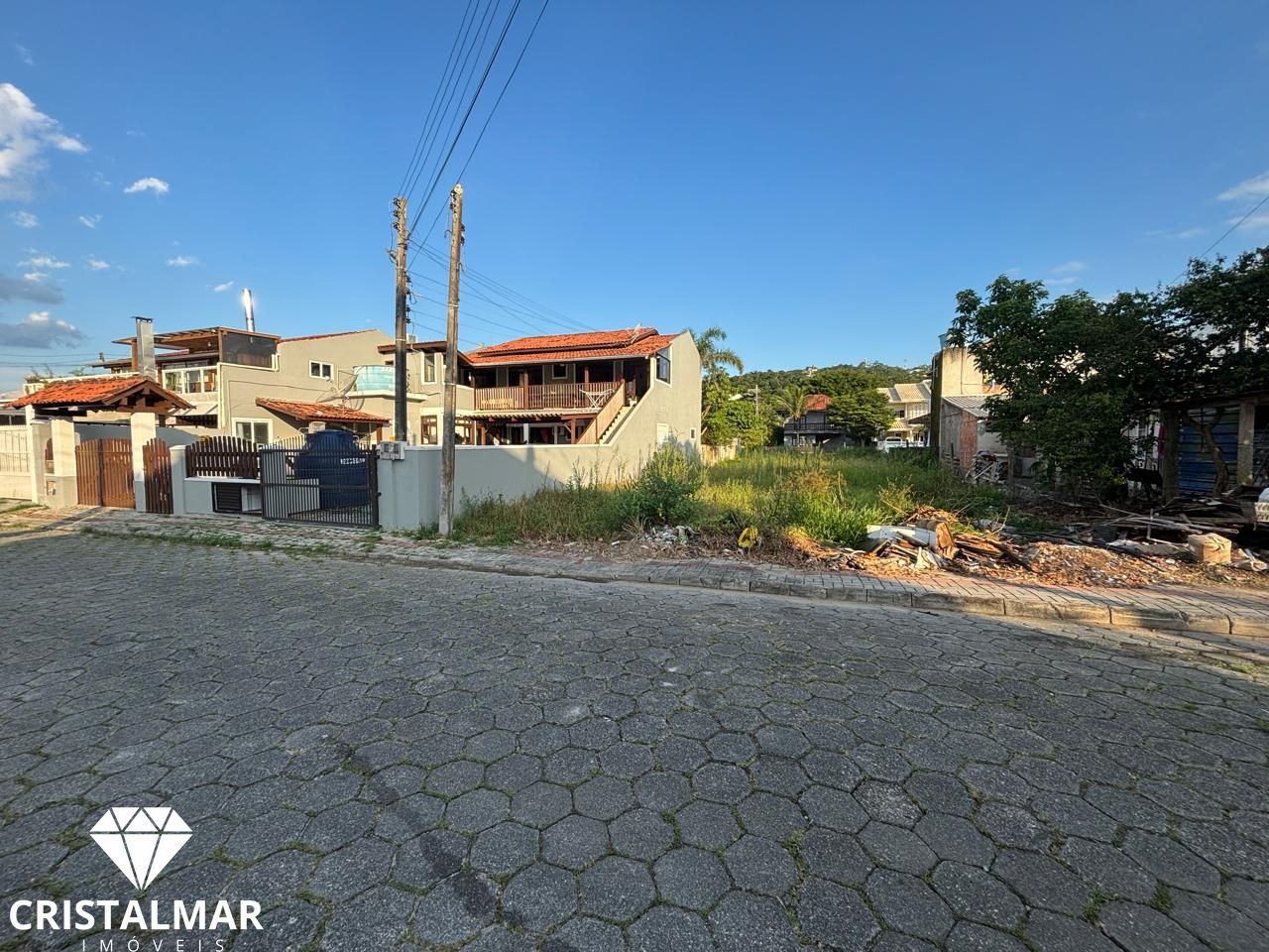 Achei o lote para você vir morar na Praia de Bombas, a 500 metros do Mar, Ótima - foto 1