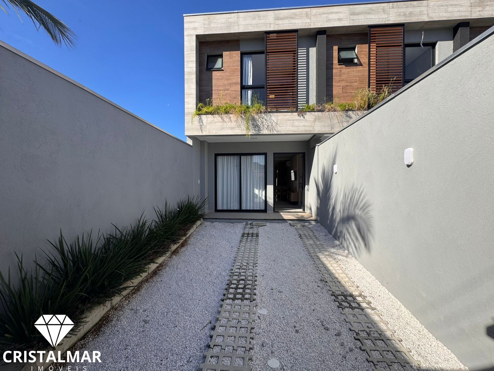 Sobrado Novo em Morrinhos 200m do Mar | 2 Suítes, Piscina e Mobiliado - foto 1