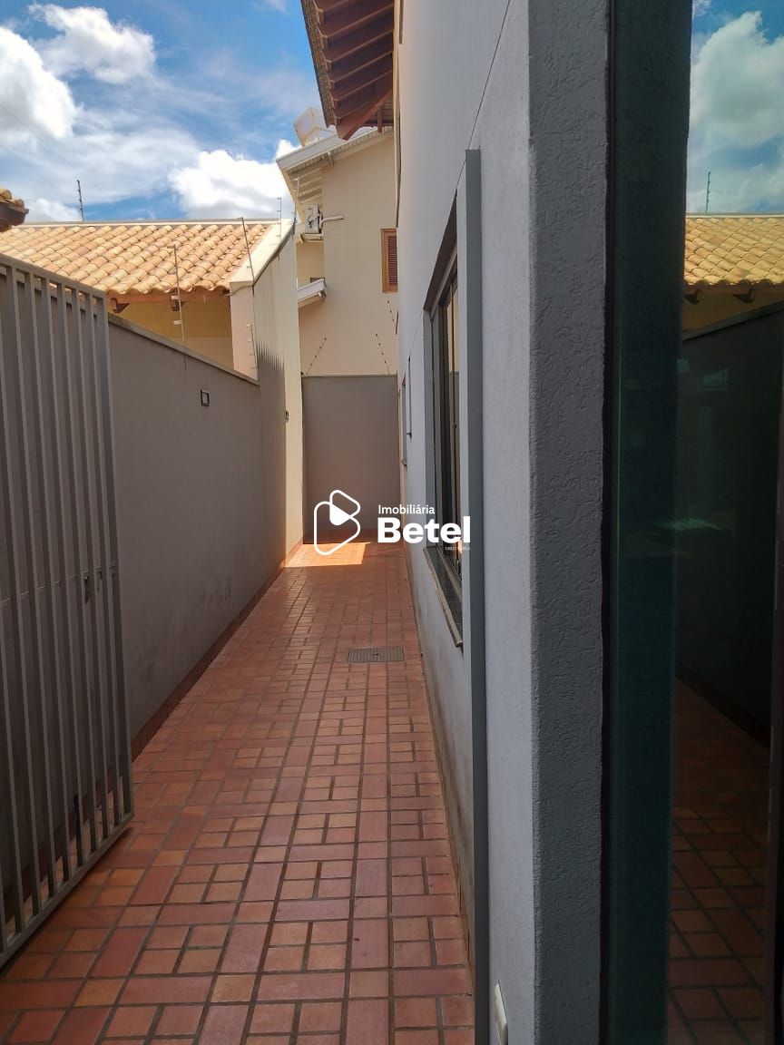 Casa à venda com 3 quartos, 318m² - Foto 14