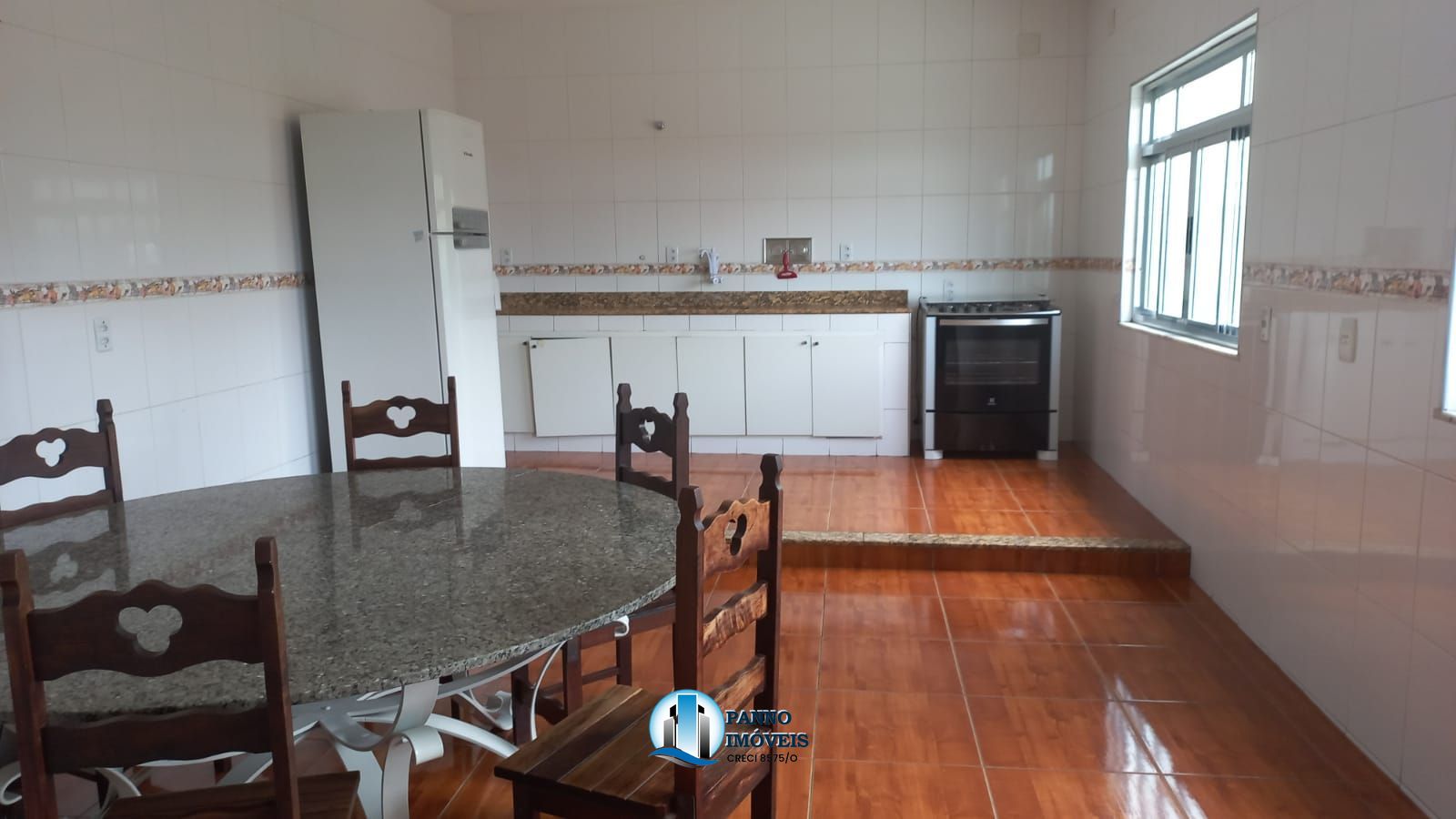 Casa para alugar com 4 quartos, 220m² - Foto 1