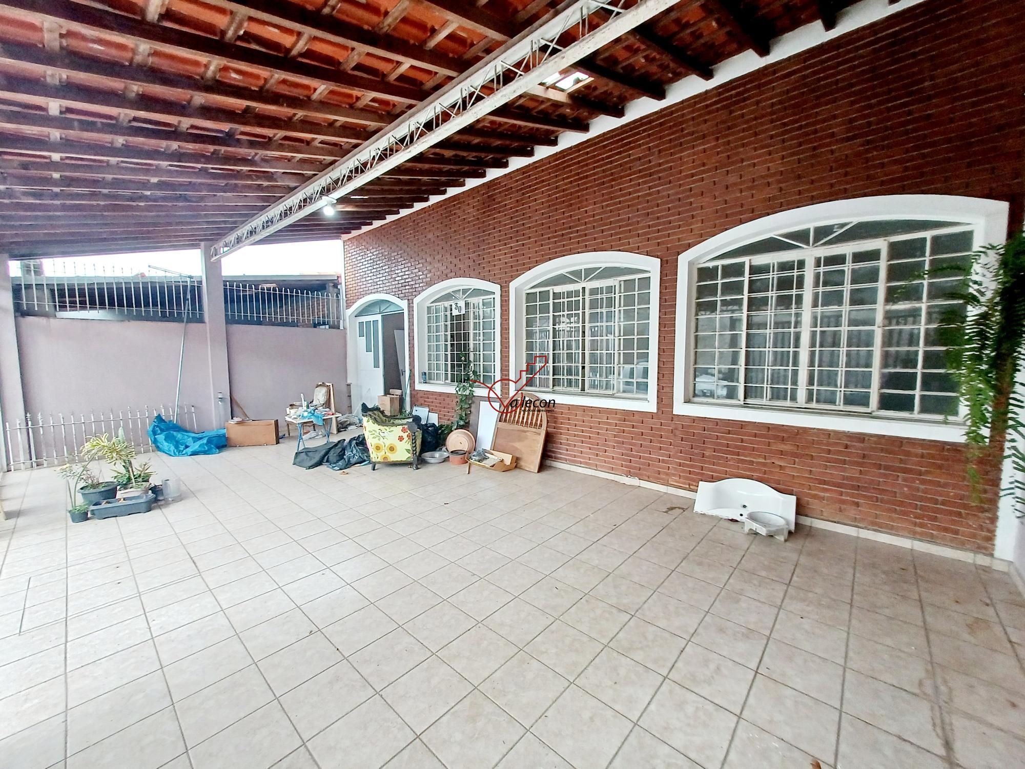 Casa à Venda - 3 dormitórios sendo 1 suíte - Vila Tatetuba - São José dos Campos