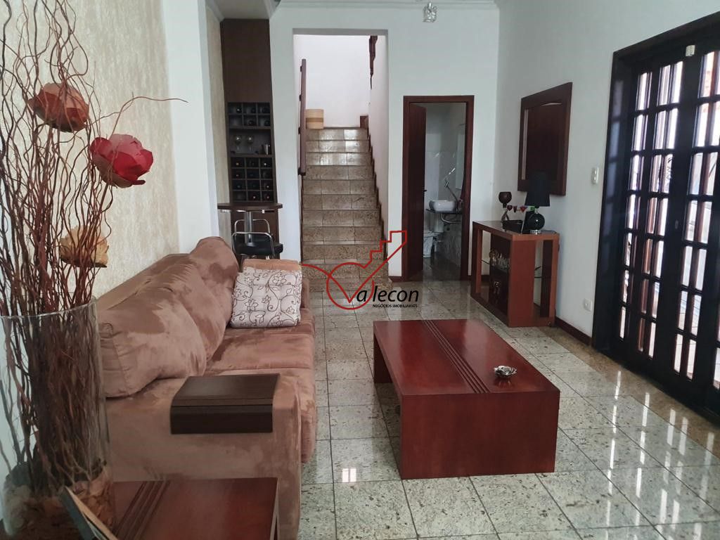 Casa à venda com 3 quartos, 237m² - Foto 1