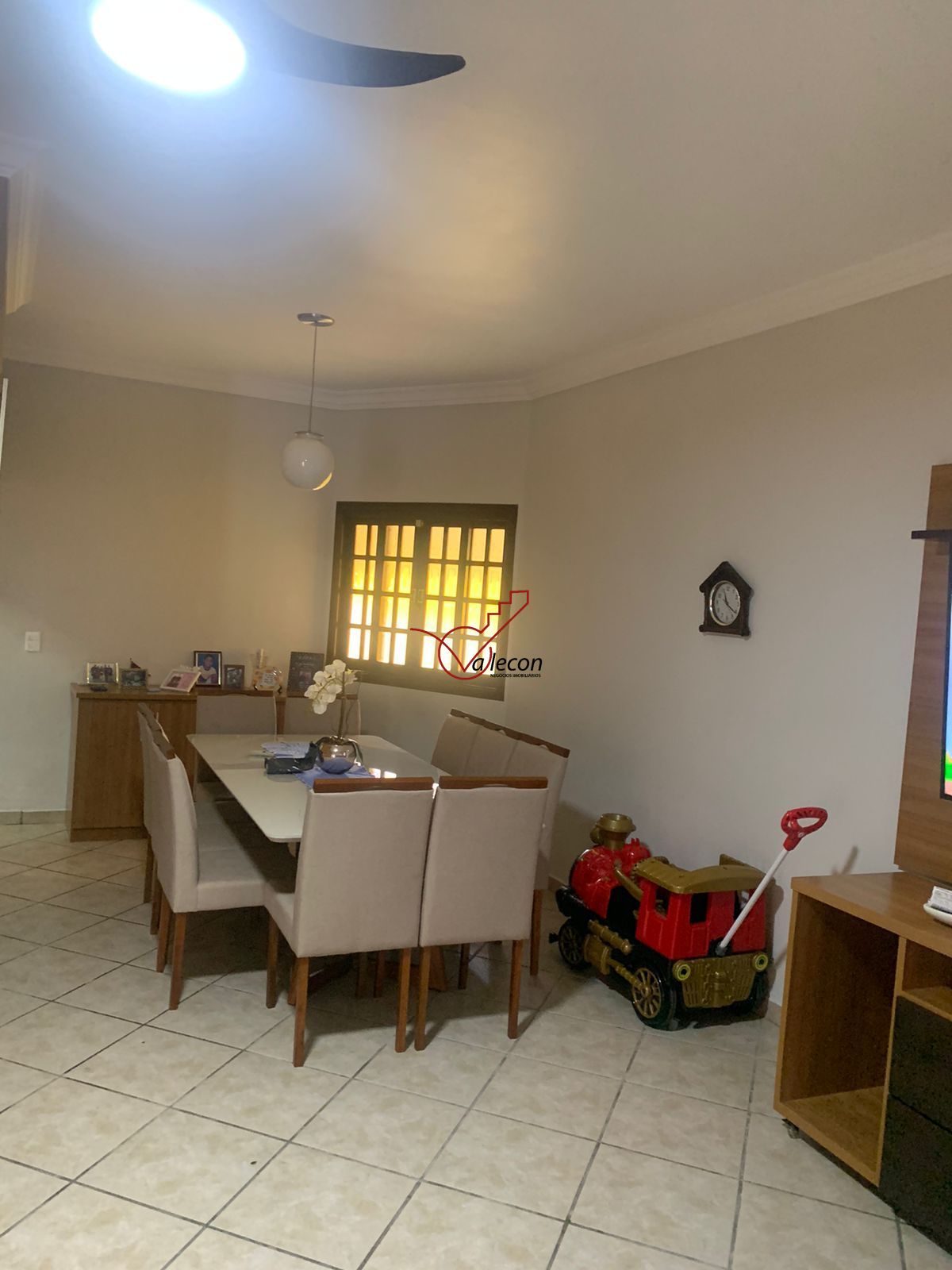 Casa à venda com 3 quartos, 220m² - Foto 1