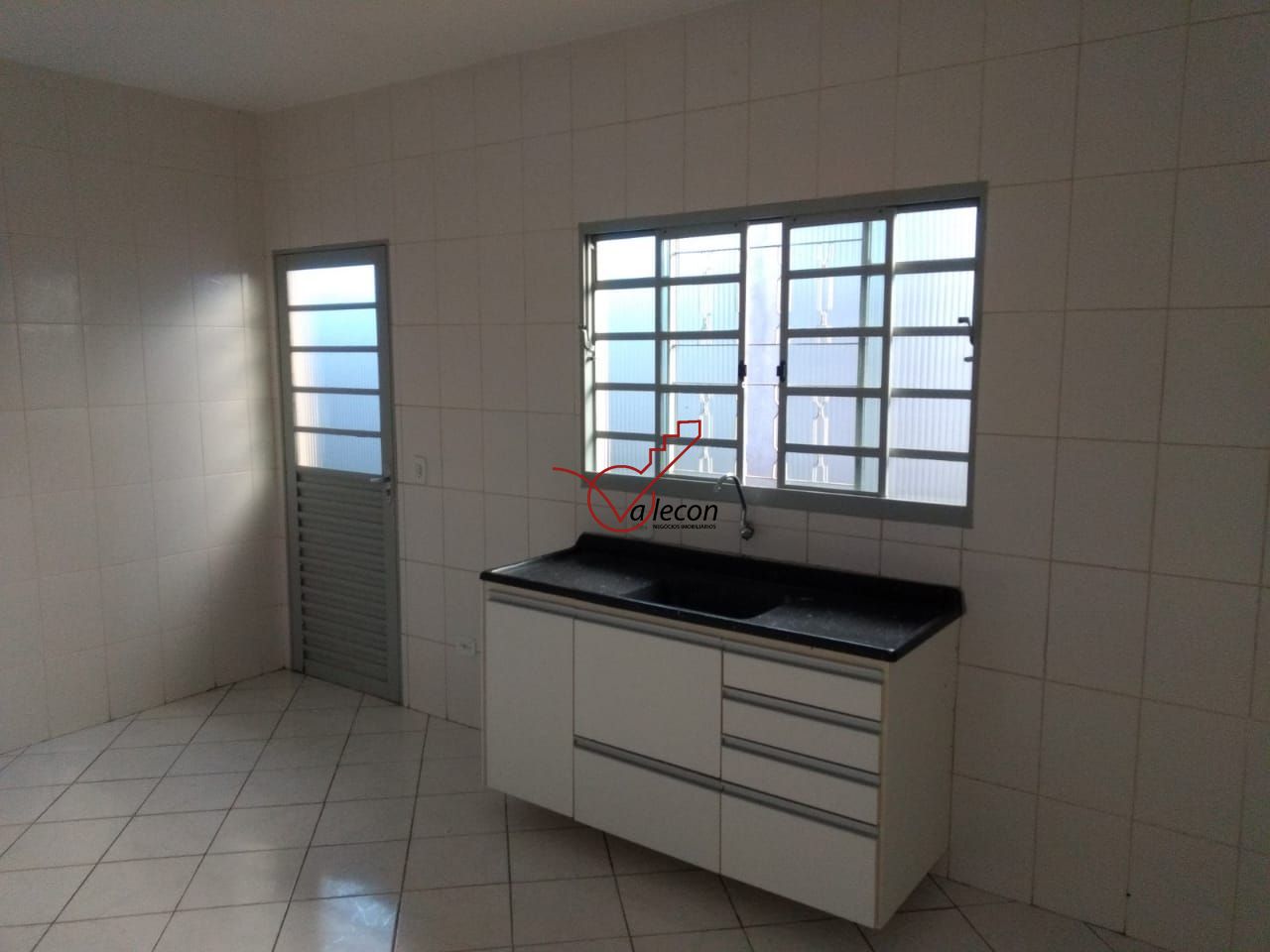 Casa à venda com 2 quartos, 61m² - Foto 2