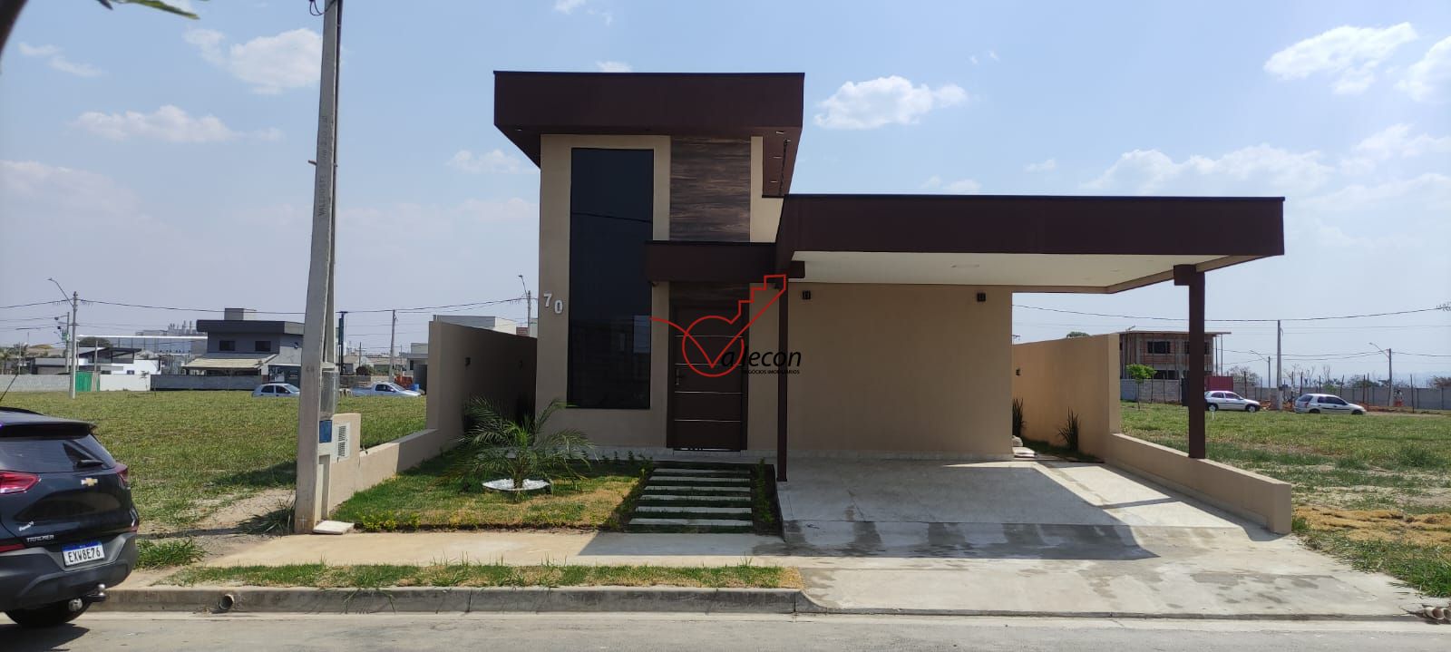 Maravilhosa Casa com 4 Dormitórios e Piscina - Condomínio Vereda dos Campos