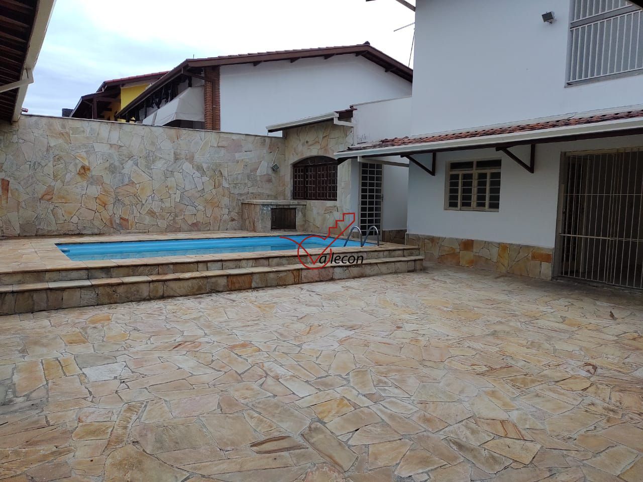 Sobrado à venda com 4 quartos, 326m² - Foto 1