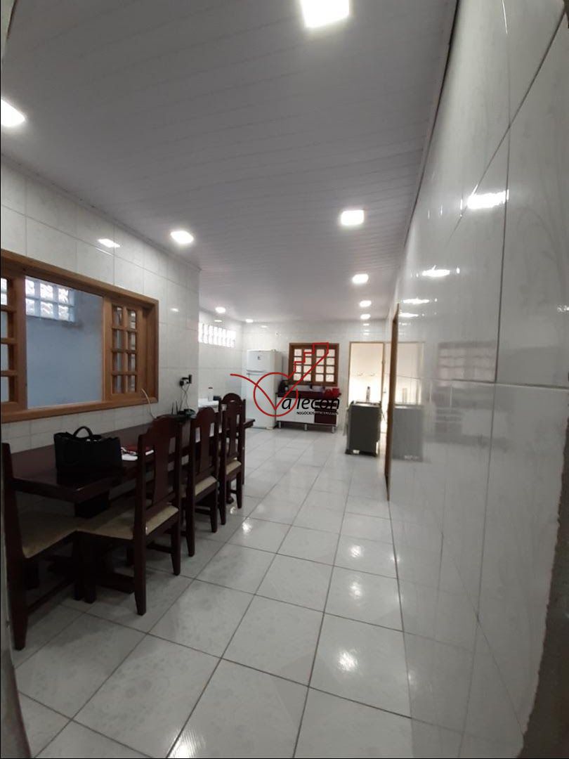 Casa à venda com 3 quartos, 128m² - Foto 1