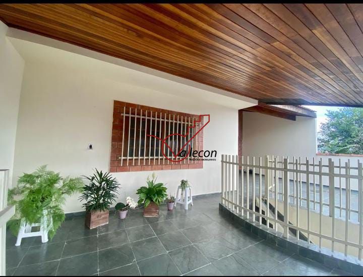 Casa à venda com 4 quartos, 265m² - Foto 1