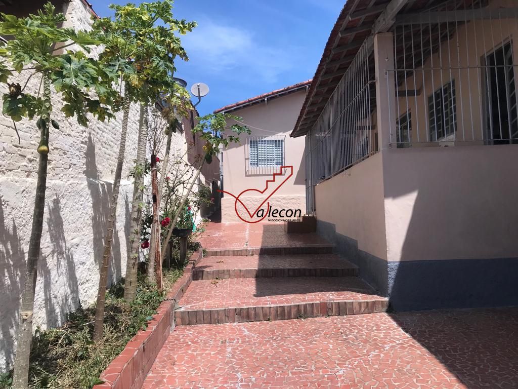 Casa à venda com 6 quartos, 197m² - Foto 1