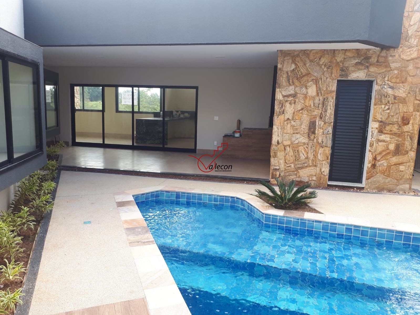 Casa de Condomínio à venda e aluguel com 4 quartos, 200m² - Foto 2