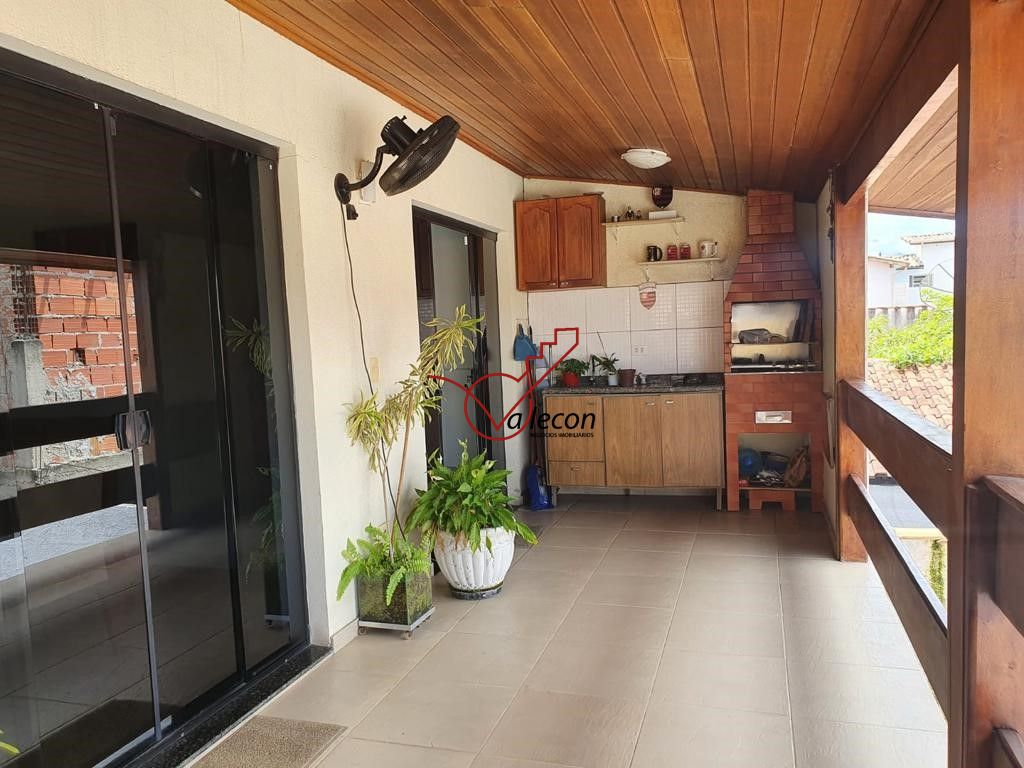 Casa à venda com 3 quartos, 237m² - Foto 2