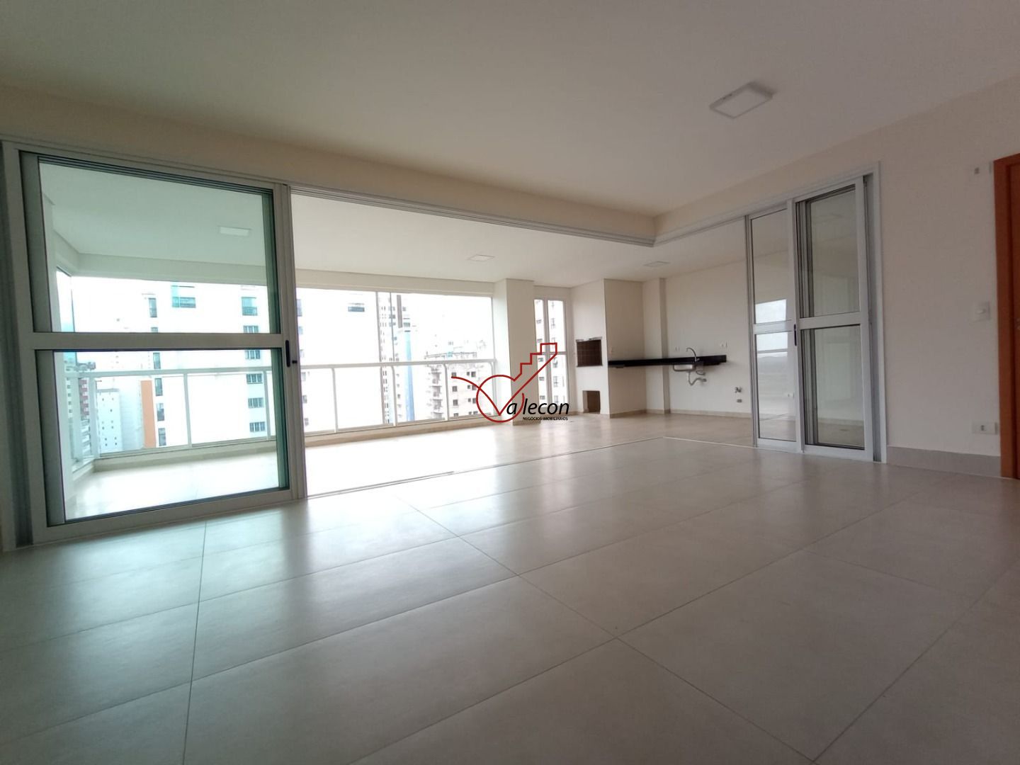 Apartamento à venda e aluguel com 3 quartos, 160m² - Foto 1