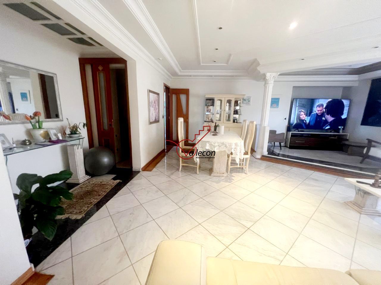 Apartamento à venda com 3 quartos, 146m² - Foto 2