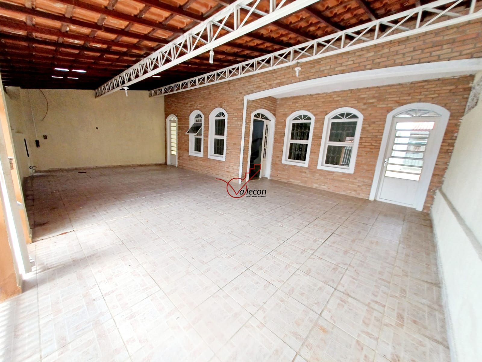 Sobrado à venda com 4 quartos, 325m² - Foto 1