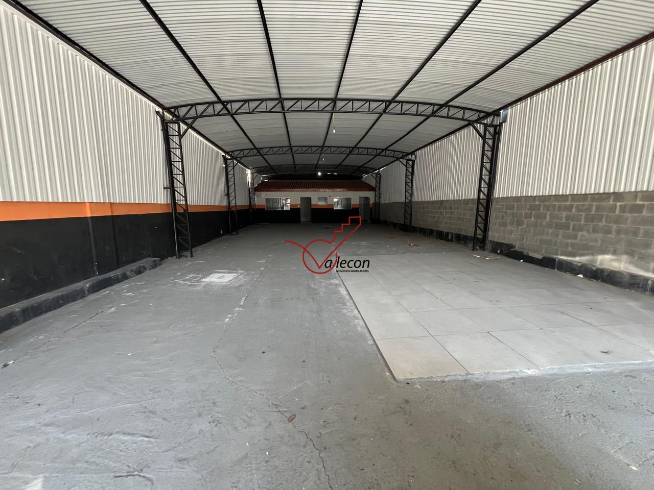 ALUGUEL: Galpão Comercial na Av. Principal - Zona Leste (SJC)