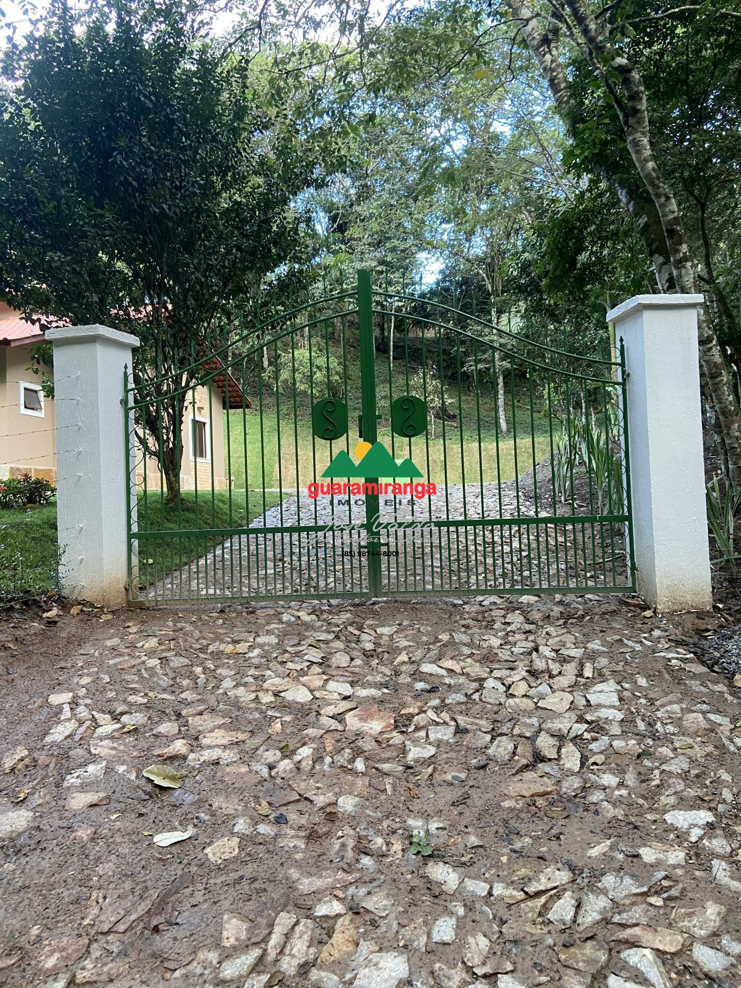 Chalé com 125m², com 03 suítes e deck com churrasqueira em g