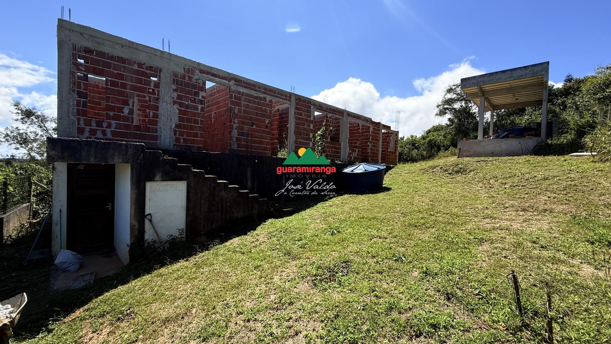Casa em obra de 148,7m², com licença ambiental e vista panor