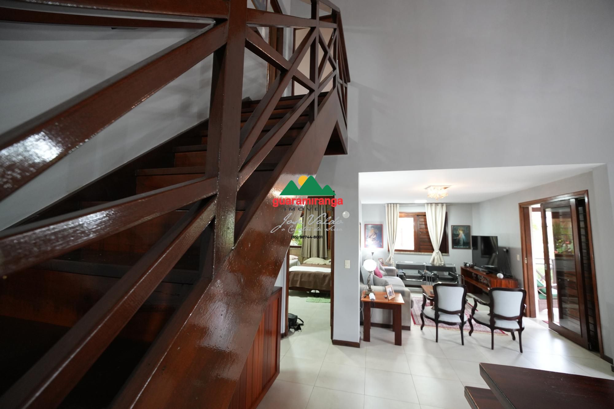 Casa triplex em condomínio de alto padrão em meio a natureza