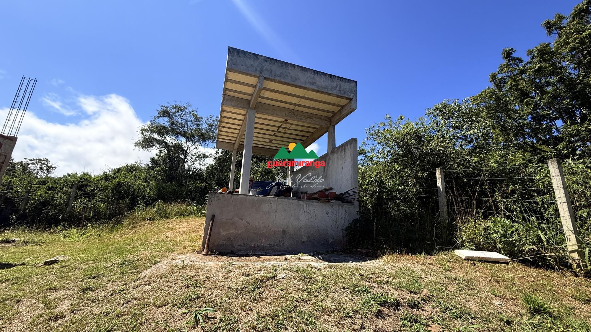Casa em obra de 148,7m², com licença ambiental e vista panor