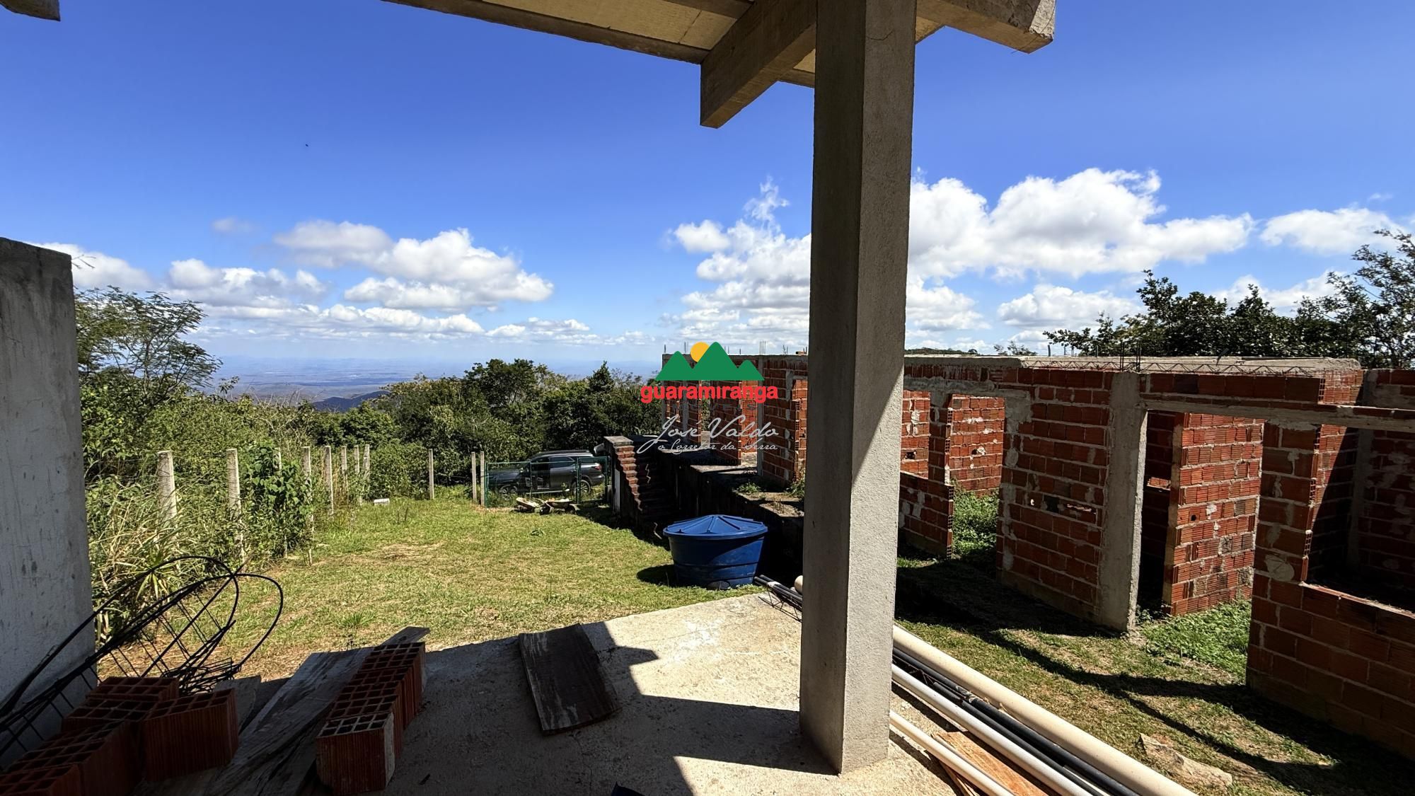 Casa em obra de 148,7m², com licença ambiental e vista panor
